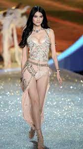 The universe steps in the gap making way to her, all hail to an angel: è¶…æ¨¡ä½•ç©—ä¸€è¢­é€è§†è£™è®©äººçœ¼ç•Œå¤§å¼€ ç½'å‹ è¿™è£™å­ç©¿ä¸Žä¸ç©¿æœ‰å•¥åŒºåˆ« æ¯æ—¥å¤´æ¡