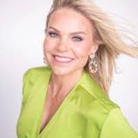 Leigh Looney's Instagram, Twitter & Facebook