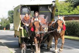 Et si le meilleur moment était maintenant? Rencontre A Forges Les Eaux Ils Lachent Tout Pour Vivre Leur Periple En Roulotte A Travers L Europe L Eclaireur La Depeche