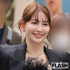 小嶋陽菜、宮古島で「84万円シャネル」片手にバカンス…年商29億の敏腕社長が見せる“本物の余裕”（SmartFLASH）