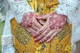 Ada banyak seni yang dihasilkan dari henna, seperti henna tangan atau inai tangan, henna pengantin, henna kaki. Inai Tangan