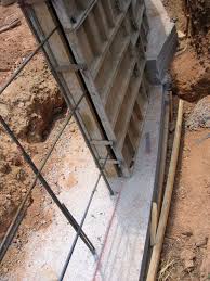 After The Footings Set We Bring In The Metal Form Boards For The Wall Kind Of Like An Interlocking Lego Set As We Latch The Encofrados Construccion Casas