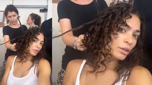 Elodie cambia stile e prova lacconciatura coi boccoli