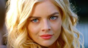 Samara weaving was born on february 23, 1992 in adelaide, south australia, australia, but spent the years after that moving around from singapore, fiji, indonesia, and back to australia with her family. Ready Or Not Samara Weaving Spielt Im Thriller Ein Todliches Spiel