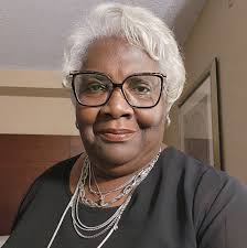 The WILD ways she transforms Dollar Store plates 😍✨ #dollartree #Christmas