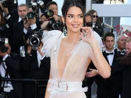 Kendall jenner is one of the siblings in the famous jenner/kardashian clan. Y8rqobmnlym2um