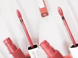 Tidak semestinya, warna gincu yang dicuba oleh wanita berkulit putih akan sama warnanya jika dipakai oleh wanita berkulit gelap. 6 Warna Favorit Dari Maybelline Superstay Matte Ink