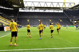 Here on yoursoccerdose.com you will find borussia dortmund vs schalke 04 detailed statistics and pre match information. Bundesliga Borussia Dortmund Schlage Den Fc Schalke 04 Abstanding Ovations Der Spiegel