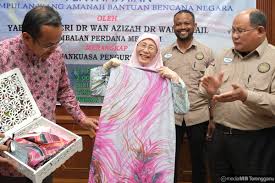 So, ini antara senarai penuh barisan menteri dan timbalan menteri untuk kerajaan baru. Dr Ahmad Samsuri Mokhtar On Twitter Cantik Dipandang Sentuhan Asli Batik Terengganu Indah Berseni Penerima Tersenyum Manis Sekali Selamat Datang Ke Negeri Ini Terima Kasih Yab Timbalan Perdana Menteri Malaysia Dato Seri