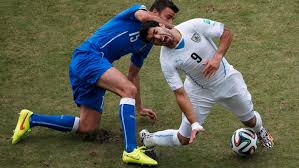 Suarez already tried biting chiellini before in last year's confederations cup. Luis Suarez Entschuldigt Sich Fur Biss Gegen Giorgio Chiellini Der Spiegel