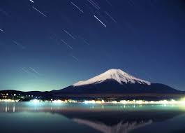 Mont fuji est le plus grand montagne en japan. Mount Fuji In Der Nacht
