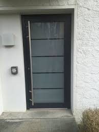 Aluminium Hausture Von Kompotherm Eingebaut In Nurtingen Satiniertes Glas Mit Hellglasstreifen Haustur Glas Nebeneingangstur Moderne Turen