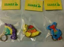 Anda dapat menggunakan kertas celupan alami untuk membuat kartu ucapan atau halaman buatan luar biasa untuk scrapbooking. 9 Kerajinan Dari Bubur Kertas Simpel Dan Unik