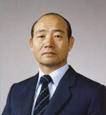 전두환(全斗煥, 1931년 1월 18일 ~ )은 대한민국의 제11·12대 대통령이다. ëŒ€í†µë ¹ ê¸°ë¡ê´€ ê¸°ë¡ê°¤ëŸ¬ë¦¬ ëŒ€í†µë ¹ì˜ ì‹íƒ ì „ë'í™˜ ì‹ì‚¬ ì´ì•¼ê¸°