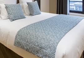 Ce chemin de lit matelassé de 70 x 210 cm aux couleurs sobres donnera à votre chambre une ambiance minimaliste. Cache Sommier Coussins Chemin De Lit Tout Pour Votre Hotel
