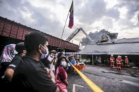 Restoran d'tasik keramat pakar dalam penyediaan pelbagai jenis masakan panas yang. Fire Destroys Several Stalls At Dato Keramat Market Malaysia Malay Mail
