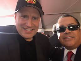 Jerry Olivarez в X: „Had an amazing night at the Thor Ragnarok premiere. I  was able to snap some selfies with Matt Damon and Kevin Feige before the  premiere. https://t.co/PMw5PxRXiJ“