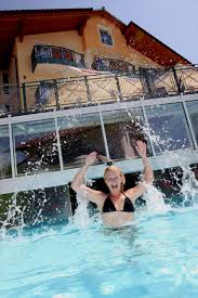 Unser Hotpool Mit Innen Und Aussenpool Wellnessanwendungen Aussenpool Pool