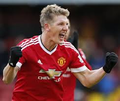 In der dritten auktion bringt ein trikot von marco reus 195 euro, eins von borussia dortmnund (ganzes team) geht für 270 euro an seinen neuen besitzer. Squawka Football On Twitter Bastian Schweinsteiger Scores His First Competitive Goal For Man Utd Is The First German To Score For The Club Https T Co D3inic2lbt