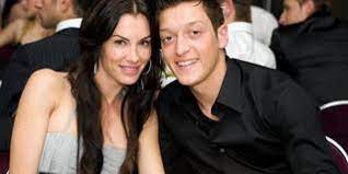 Sarah Connors Schwester Freundin Von Mesut Ozil Konvertiert Aus Liebe Zum Islam Gt Gottinger Tageblatt