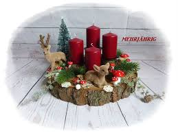 Adventskranz Adventskranz Adventsgesteck Auf Holzscheibe Ein Designerstuc Baumscheiben Deko Weihnachten Deko Weihnachten Adventskranz Basteln Weihnachten