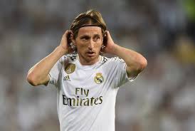 El centrocampista croata cumplirá así 10 temporadas en el club, en las que se convirtió en una pieza fundamental del medio campo. Transfer Rumour Jose Mourinho Contacts Luka Modric Over Shock Tottenham Return