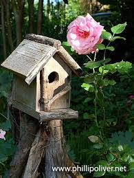 rustic bird house on stump nichoir idees nichoir abris pour animaux