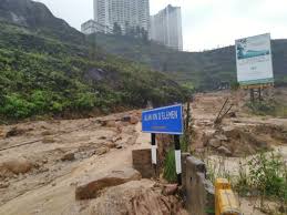 Currently, we have only opened one lane which is accessible by foot and for light vehicles traveling to the residential units, he told the new straits times. Landslide Hits Road In Genting Road To Amber Court Apartments Cut Off Updated The Star