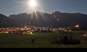 In aschau zeigt sich von tagesbeginn bis zum nachmittag die sonne nur vereinzelt bei sonst wolkigem himmel bei werten von 13 bis zu 22°c. Wetter Und Webcam Aschau Im Chiemgau Und Sachrang