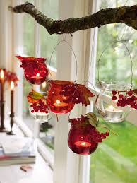 Fur S Herbstleuchten Windlichter Mit Blattern Beeren Dekorieren Und Stilecht Am Ast Aufhangen Herbst Dekoration Herbstdeko Herbst Dekor