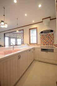 ポップなモザイクタイルが印象的な可愛いキッチン ブルースホーム小倉 キッチン間取り モザイクタイル キッチン