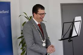 Welke inwoner van onze gemeente verdient zo'n mooie onderscheiding in 2021 en waarom? Cckniyhbmtxe7m
