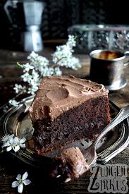 Ein einfacher schokokuchen gelingt auch backanfängern und ist zudem noch brainfood. Einfacher Schokokuchen Mit Joghurt Und Nougatfrosting Zungenzirkus