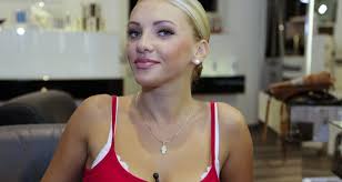 Just took a look at your youtube singing channel, lack thereof, and you do not suck! Evelyn Burdecki Vermogen Gagen Der Blondine 2021