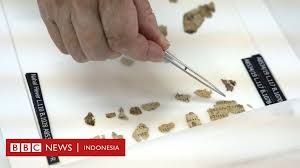 Alkitab tidak secara ajaib jatuh dari awan. Naskah Kuno Langka Terkait Ayat Ayat Di Alkitab Temuan Bersejarah Di Gua Horor Bbc News Indonesia