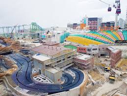 Genting highland terletak di negeri pahang malaysia genting highlands atau tanah tinggi genting (2000m di atas paras laut 3°24′6.51″u, 101°46′2.62″t) ialah puncak gunung yang terletak dalam banjaran titiwangsa di semenanjung malaysia dan merupakan tempat peranginan yang terkenal di malaysia. Rumah Ice Age Sudah Jelas Kelihatan Di Genting Highland Bila Sedia Untuk Dibuka Remaja