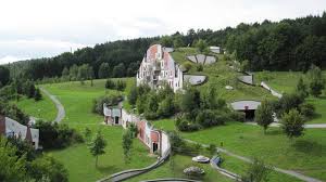 Hundertwasser was a visionary artist who promoted a life that is in harmony with the nature through his art. Datei Steinhaus Rogner Bad Blumau Von Friedensreich Hundertwasser Jpg Wikipedia