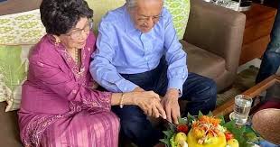 With the link to that facebook post in hand, you can send out a tweet, share it to google+, or include it in an email or blog post. Mahathir Mohamad Marina Mahathir Celebrates Parents 64th Wedding Anniversary In A Heartfelt Facebook Post Malay Mail Marina Mahathir