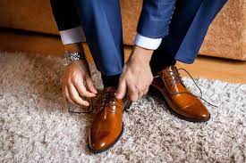 Brown or black shoes with navy suit. The Ultimate Guide To Wearing A Blue Suit With Brown Shoes