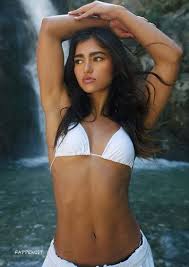 Rayna Vallandingham Nude and Sexy Collection - Fappenist