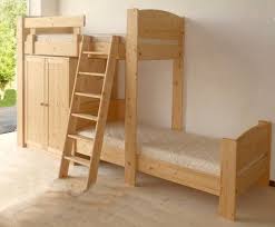 Il letto a castello, detto anche letto a ponte, è una classica soluzione salvaspazio, spesso molto utile nell'arredamento della cameretta per ragazzi, perché consente di inserire due posti letti nell'ingombro di uno. Pin Su Camerette Wood Night Kids