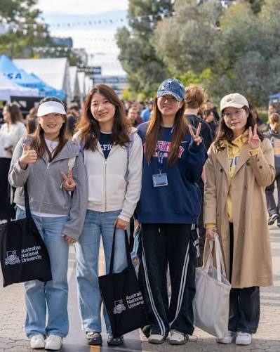 Different cultures, shared experiences and endless connections! 🤝🎉👥 From  food festivals and cultural performances to traditional celebrations and  multicultural days, Australian campuses are places where cultures come  together every day. 🍛💃🧧 This