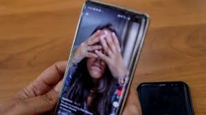 Italian child strangled herself with a belt she suffered from cardiac arrest after trying the 'blackout challenge' on tiktok. Pswegn2ejpfalm