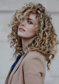 Powerful Women S Day Hairstyles That Are Suitable For The Workplace Mid Length Curly Hairstyles Curly Hair Styles Naturally Curly Hair Styles