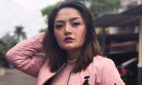 Hal itu membuat lagi syantik menjadi salah satu lagu yang masuk dalam 25 chart billboard youtube. 4 Fakta Tentang Pedangdut Siti Badriah Yang Viral Berkat Lagu Lagi Syantik Kabarmaya Co Id Situs Hiburan Lifestyle Masa Kini