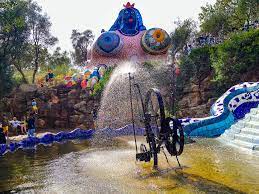The tarot garden is a highlight of the tarot art and history tour which is being organised by arnell ando in the european spring of 2015. Tarot Garten Von Niki De Saint Phalle Uberwaltigend Voller Farben Spiegel Passenger On Earth