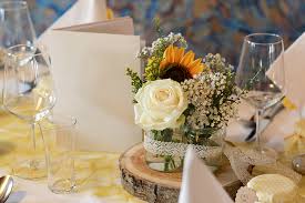 Die verwendeten blumen bei einer hochzeit haben einen sehr großen einfluss auf die stimmung der hochzeitsfeier und das. Diy Blumen Tischdeko Fur Hochzeit We Love Handmade