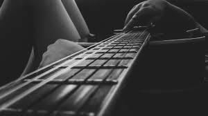 Entdecke rezepte, einrichtungsideen, stilinterpretationen und andere ideen zum ausprobieren. Orang Yang Memegang Gitar Akustik Foto Stok Gratis