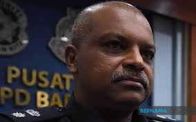 Check 'ugut' translations into english. Bernama Sembilan Geng Peras Ugut Menyamar Polis Ditahan