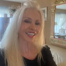 Je suis PNC chez easyJet depuis 6 ans et 10 mois, basé dans la magnifique  base de Paris-Orly. Le 18 janvier 2025, j'ai effectué mon dernier vol en  tant que PNC lors